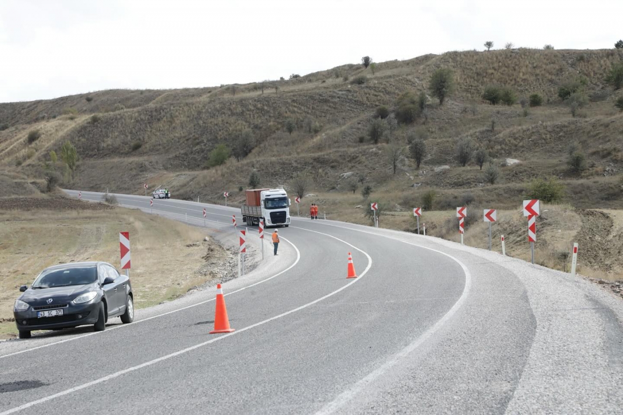 Kütahya'da heyelanın taşırdığı göl nedeniyle kapanan yol yeniden trafiğe açıldı