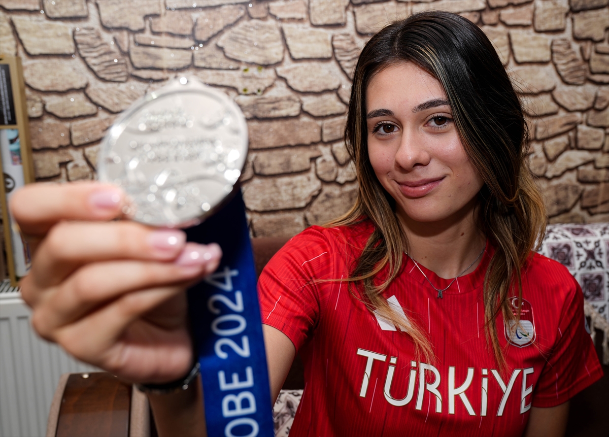 Rekortmen paralimpik atlet Aysel Önder'in üniversite sevinci