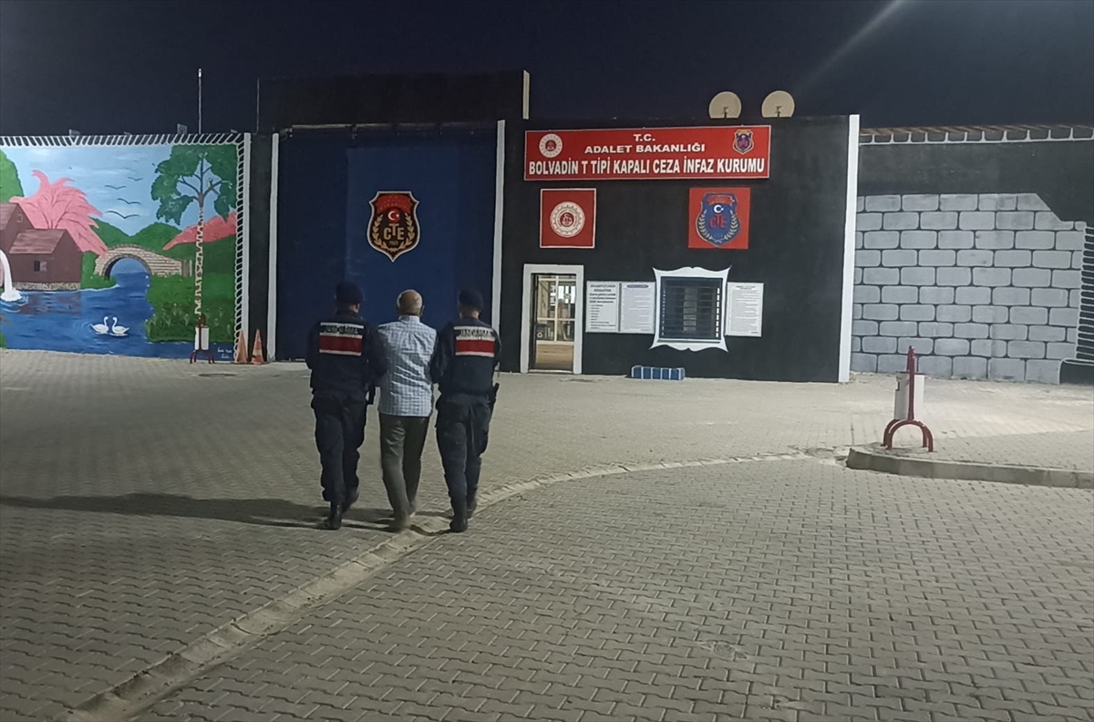 Afyonkarahisar'da aranan bir hükümlü evinin çatısında yakalandı