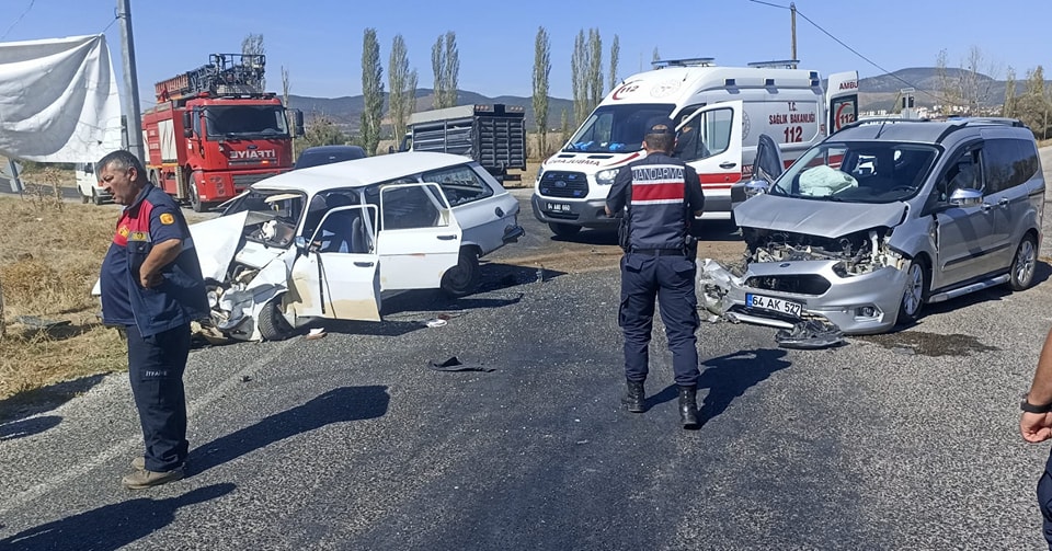 Uşak'ın Banaz Güllüçam Köyü Kavşağında Trafik Kazası: 3 Kişi Yaralandı