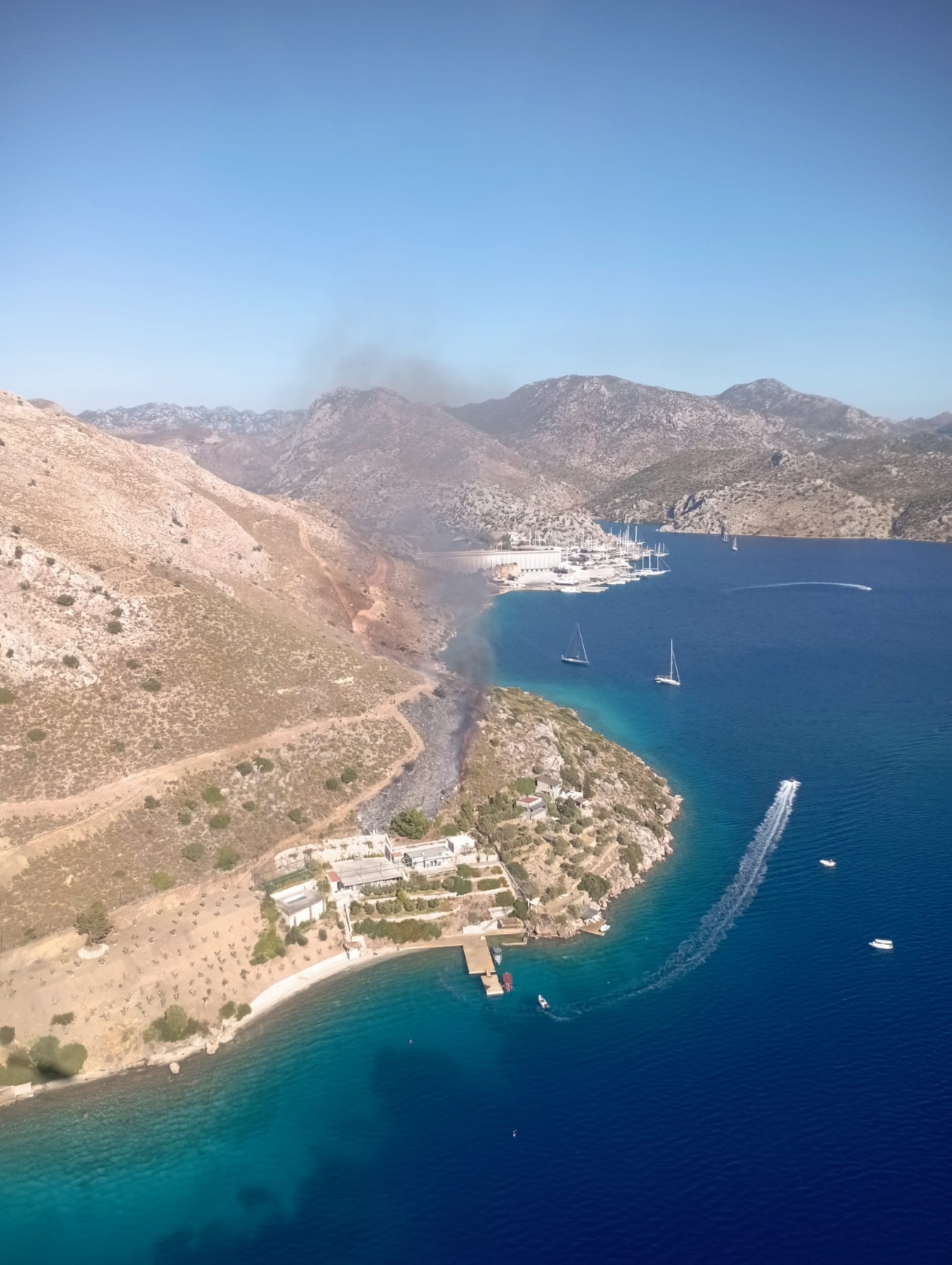 Marmaris'te makilik alanda çıkan yangın söndürüldü