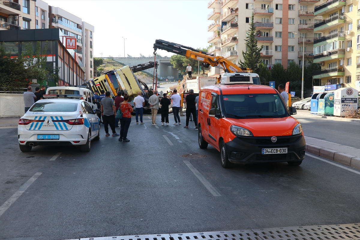 İzmir'de polisten kaçan tır otomobillerin üzerine devrildi, 2 kişi yaralandı