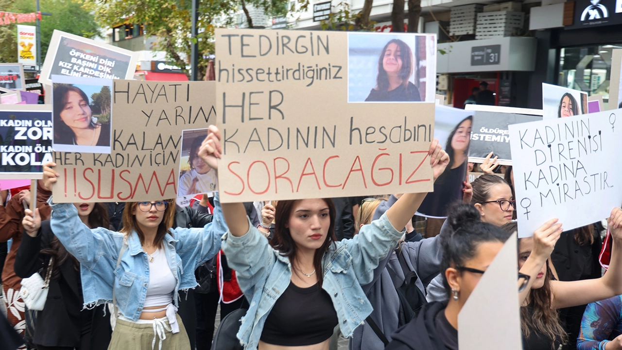 Uşak'ta Kadın ve Çocuk Cinayetlerine Tepki Yürüyüşü Düzenlendi