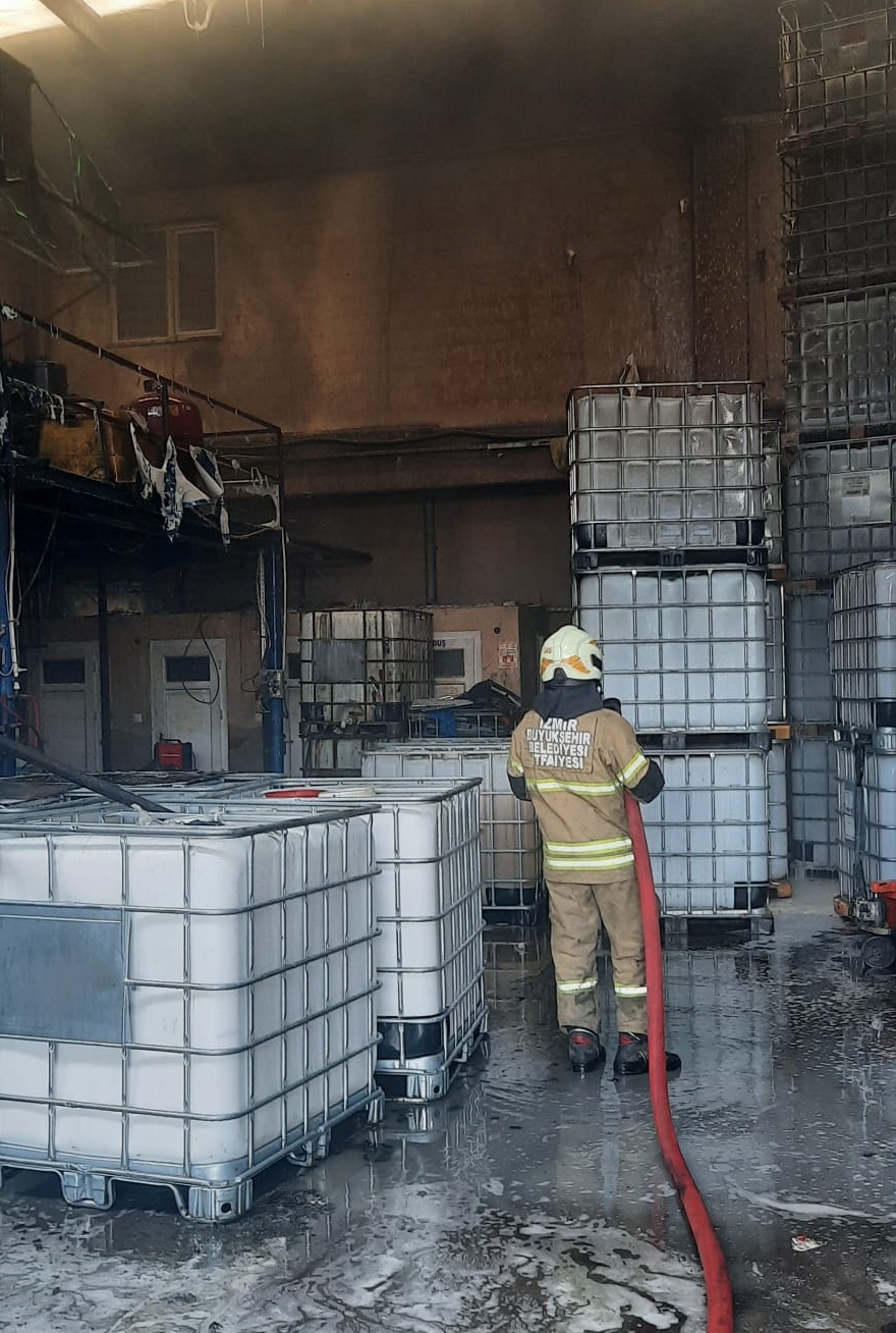 İzmir'de geri dönüşüm fabrikasında çıkan yangın söndürüldü