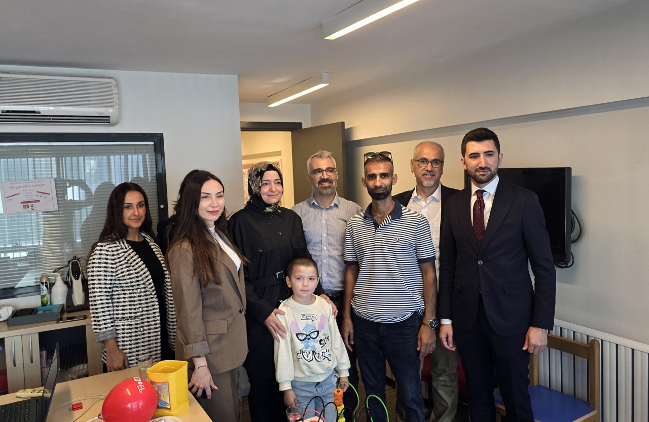 Öksüz ve işitme engelli Özbek çocuk duymaya başladı