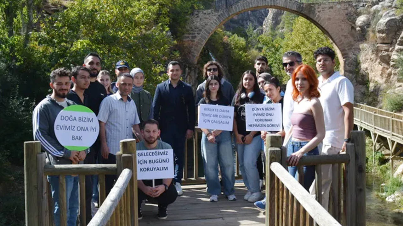 Uşak Karahallı’da Öğrencilerden Çevre Temizliği