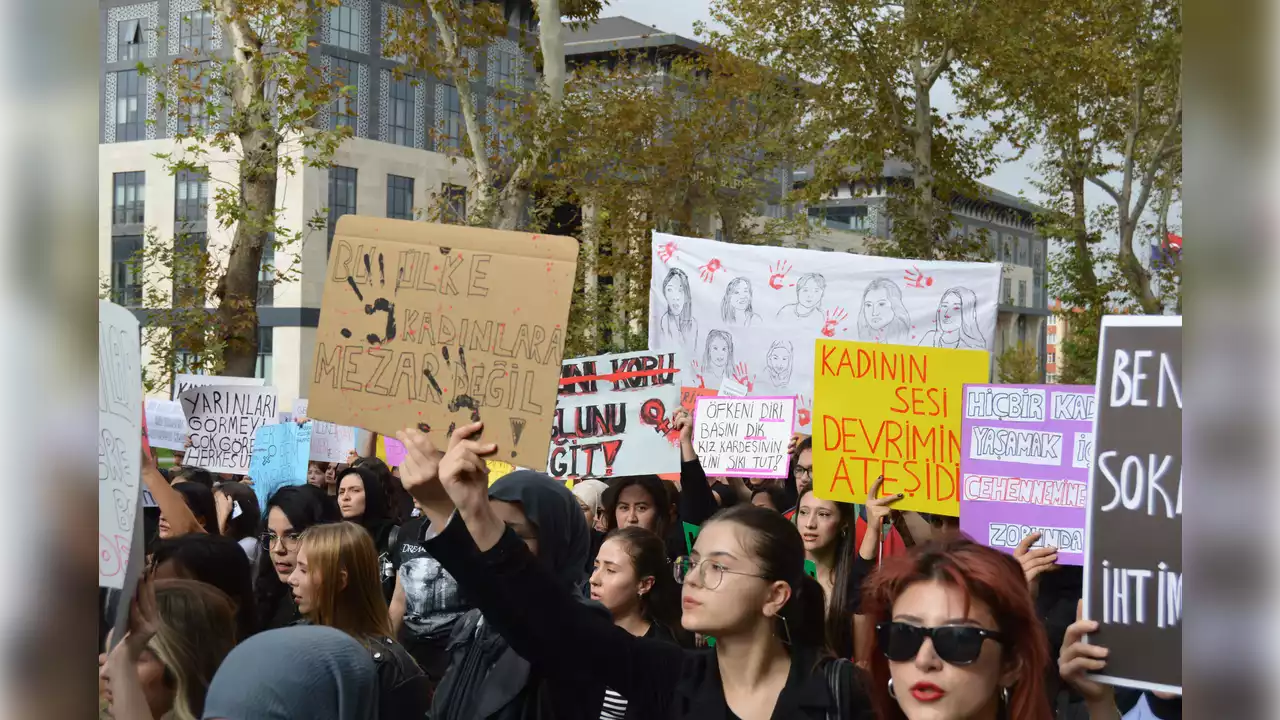 Kütahya'da üniversite öğrencileri kadına yönelik şiddete tepki gösterdi