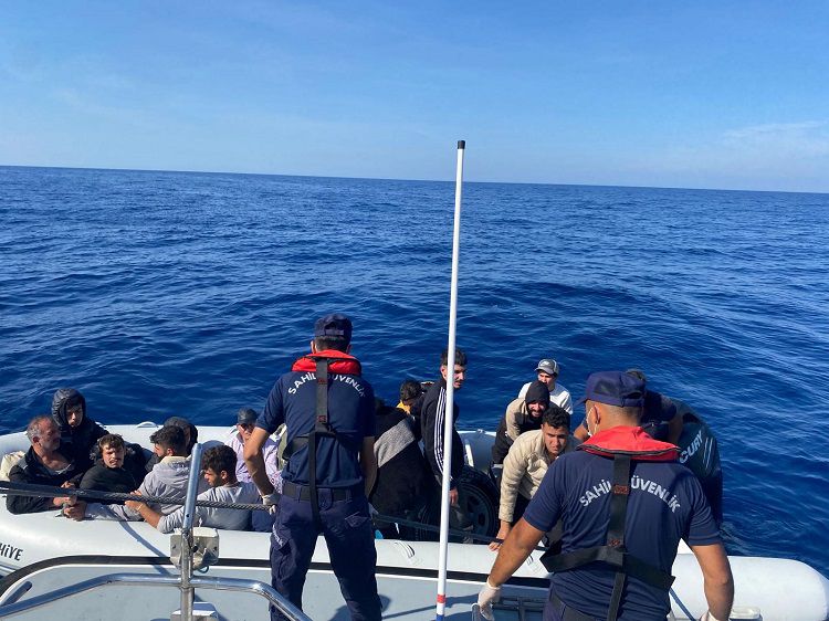 Fethiye açıklarında 18 düzensiz göçmen kurtarıldı