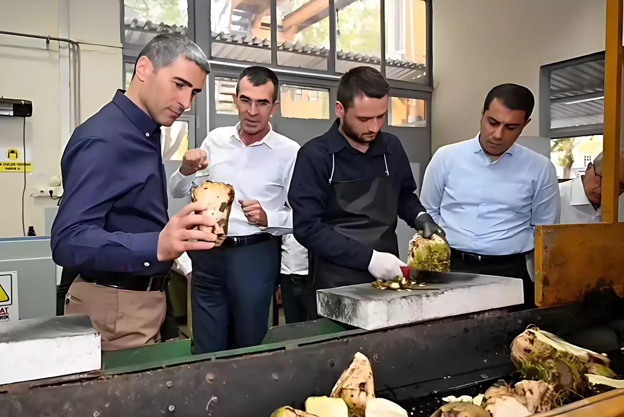 Vali Aktaş, Türkiye’nin İlk Şeker Fabrikası Olan ''Uşak Şeker Fabrikası’nı '' Ziyaret Etti