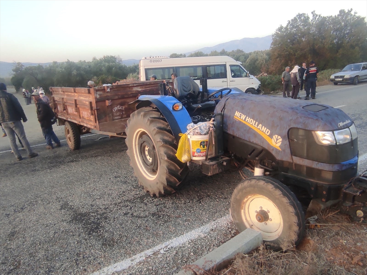 Karacasu'da minibüsle çarpışan traktördeki 1 kişi yaralandı