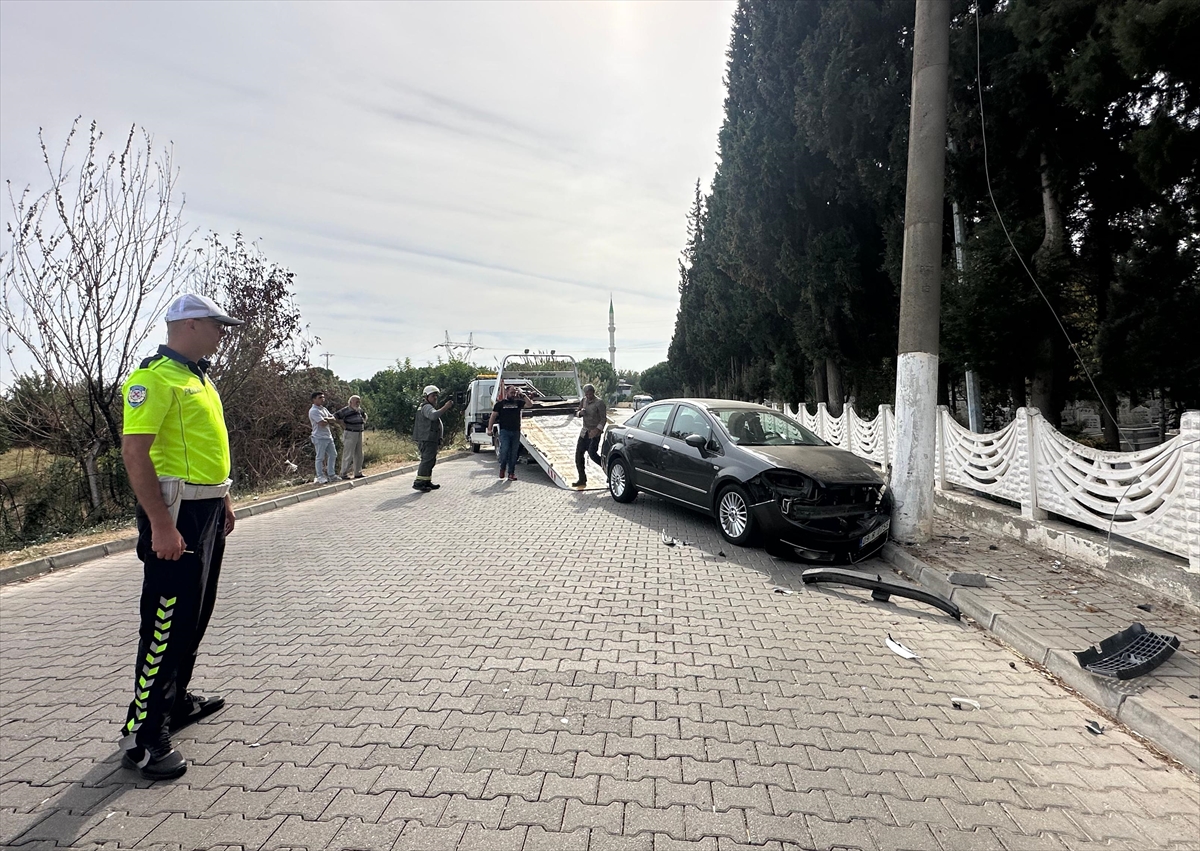 Nazilli'de aydınlatma direğine çarpan otomobilin sürücüsü yaralandı