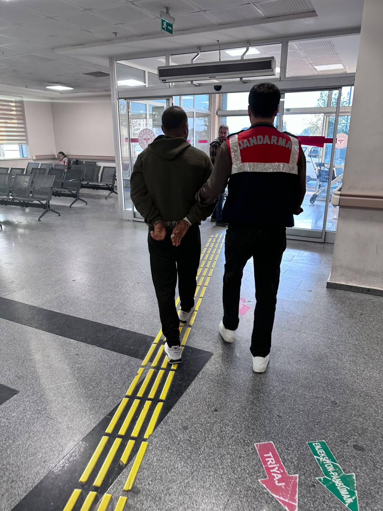 İzmir'de terör örgütü PKK'ya yönelik operasyonda 3 şüpheli yakalandı