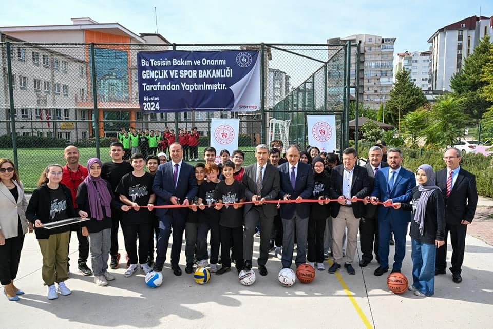 Uşak’ta Yeni Halı Saha Öğrencilerin Hizmetinde: Törenle Açıldı