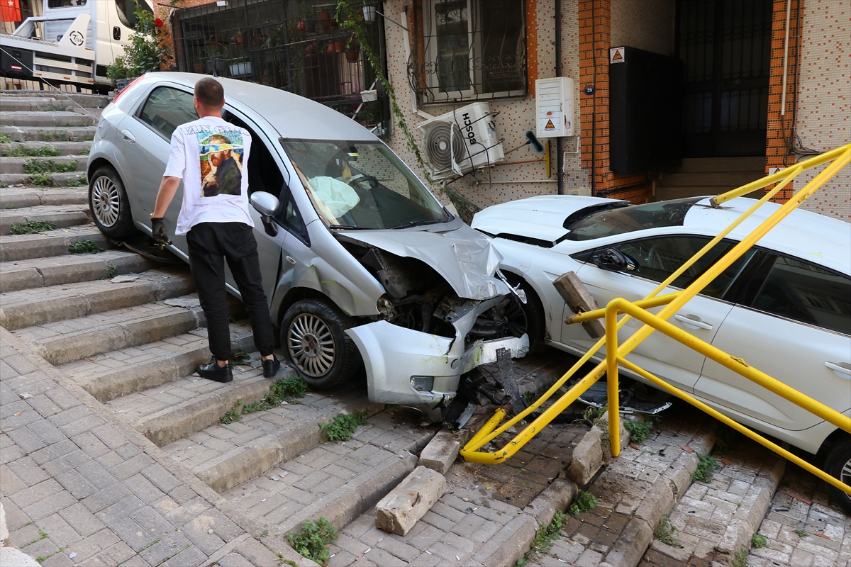 İzmir'de otomobillerin kaza sonrası merdivenlere düşmesi güvenlik kamerasında