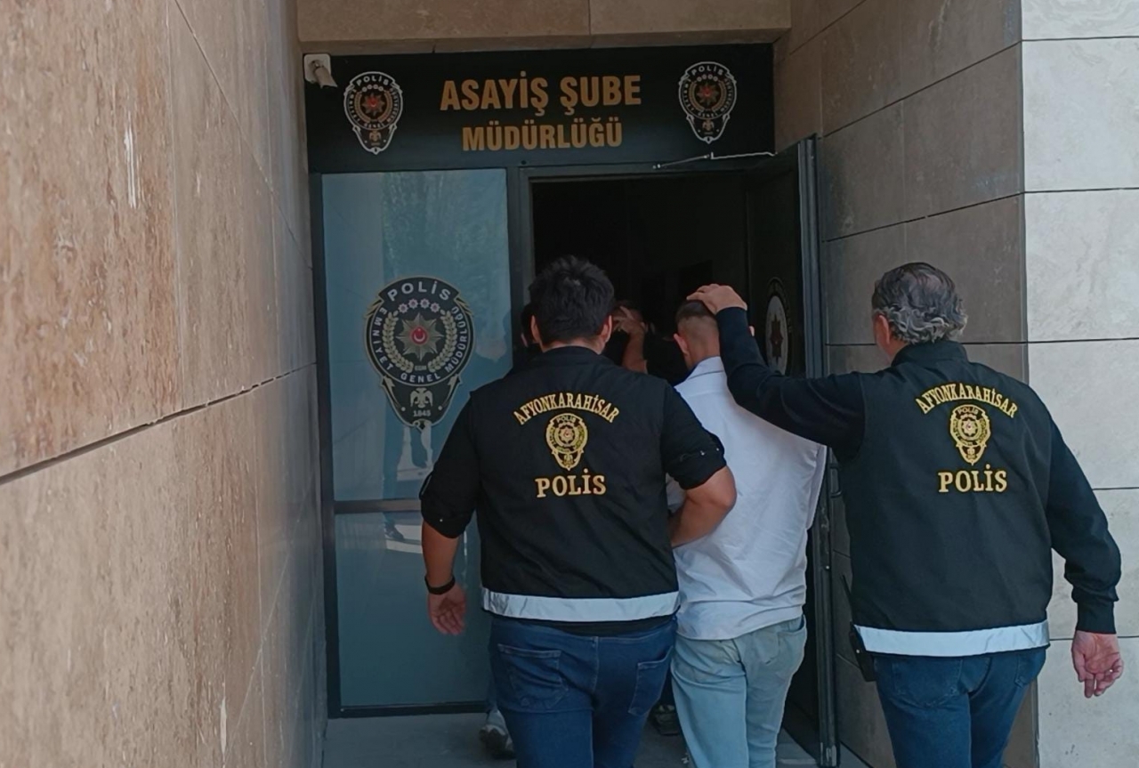 Afyon'da otomobil sürücüsünü darbeden 3 şüpheli yakalandı