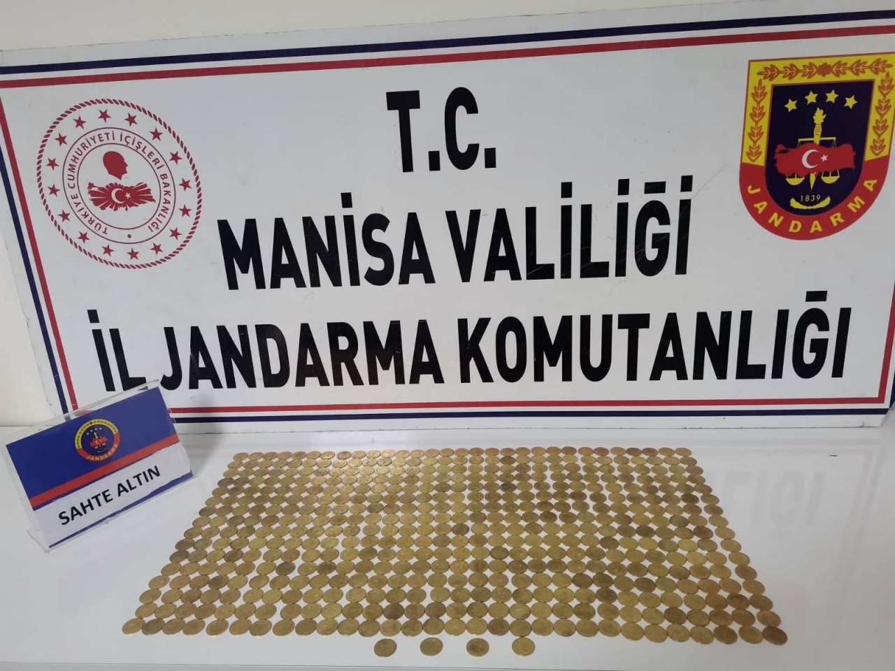 Salihli'de sahte sikkelerle dolandırıcılık şüphesiyle 2 gözaltı