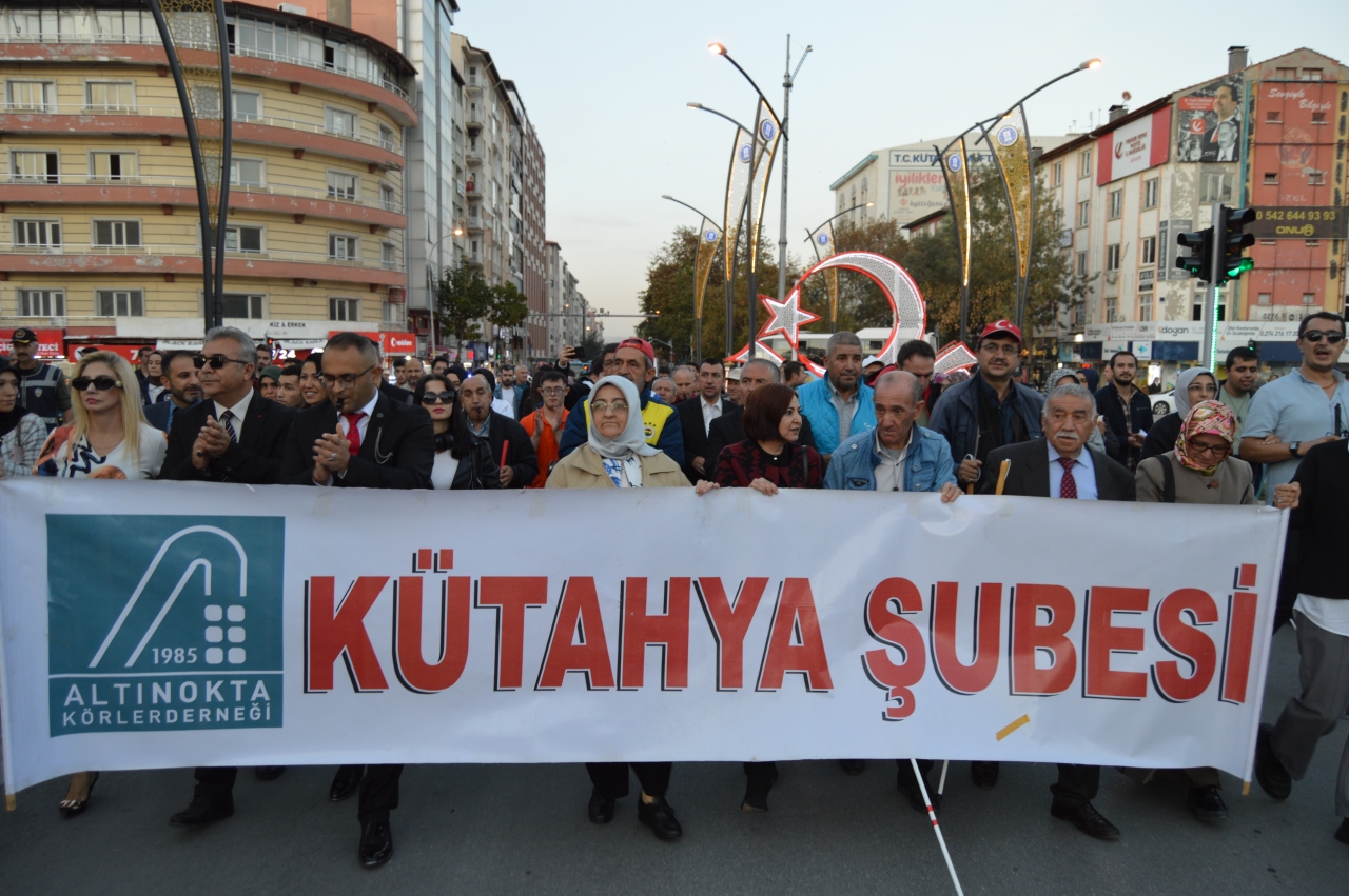 Kütahya'da görme engelliler düdük çalarak "farkındalık" yürüyüşü yaptı