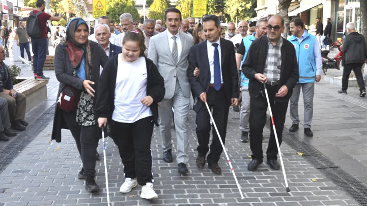 Uşak’ta Görme Engelliler KDV Muafiyeti ve Erişilebilirlik İçin Yürüdü