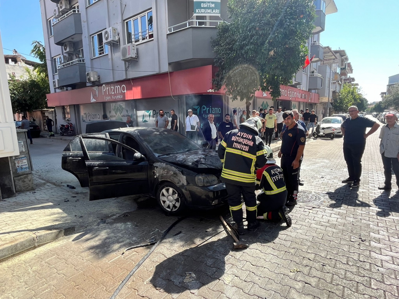 Nazilli’de seyir halindeyken alev alan otomobil kullanılamaz hale geldi