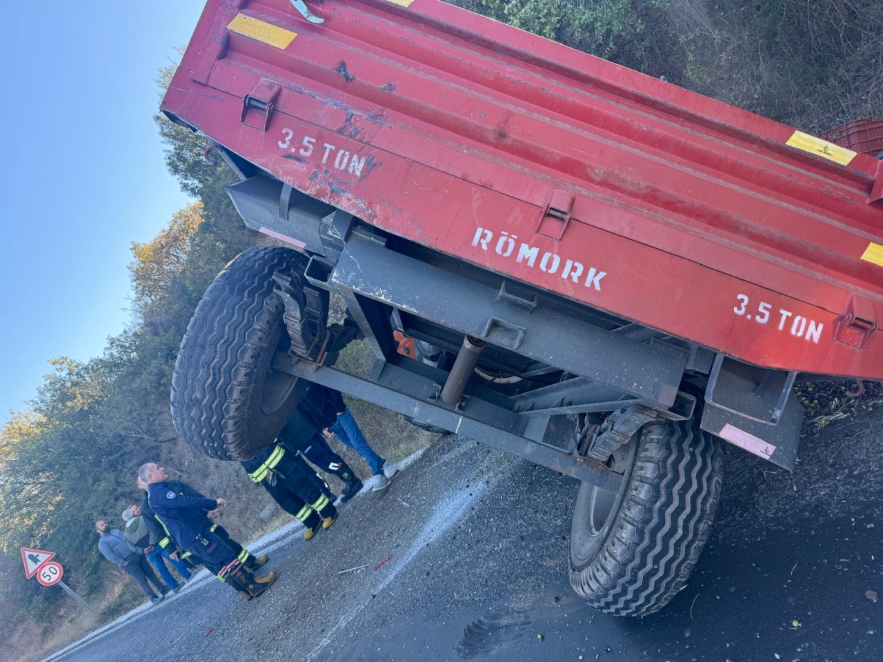 Akhisar'da otomobilin traktör römorkuna çarptığı kazada 3 kişi yaralandı