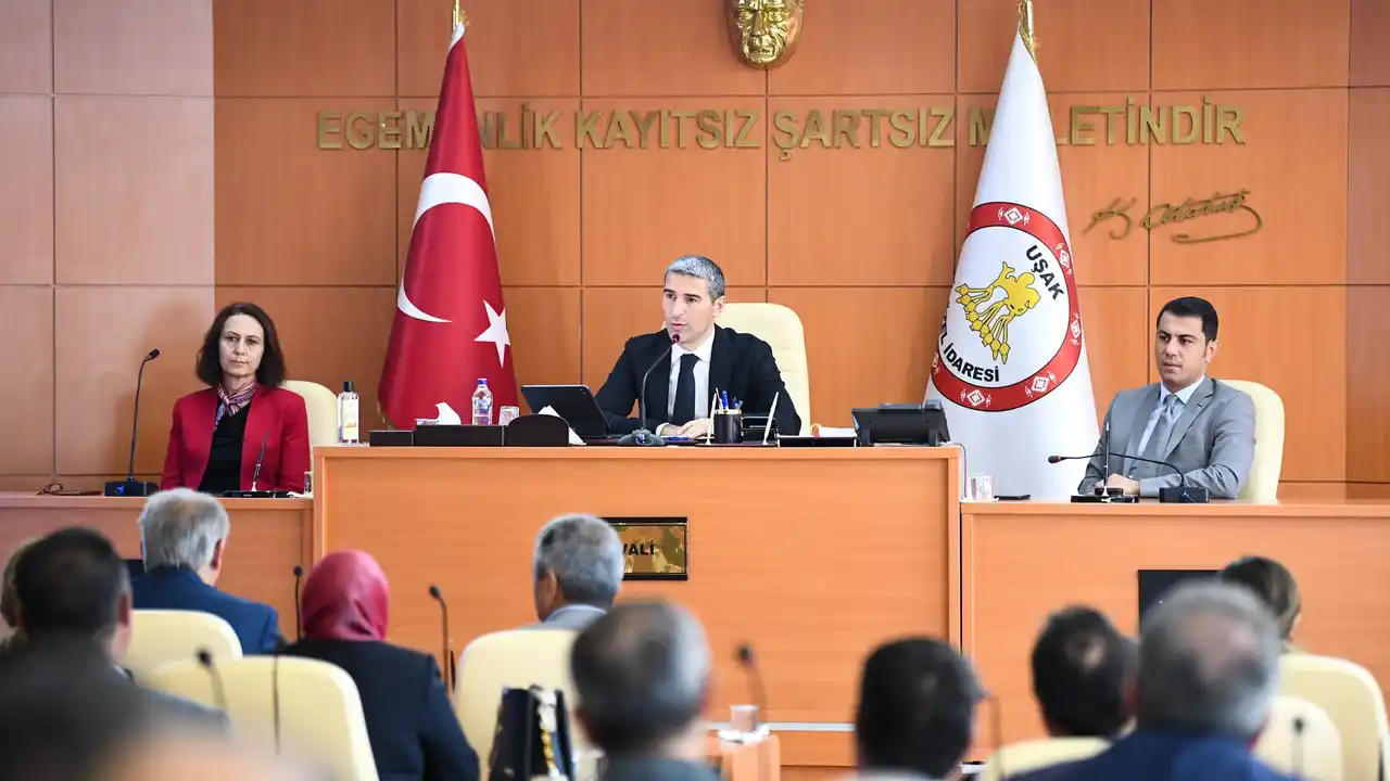 Uşak Valisi, Muhtarlarla Bir Araya Gelerek Günlerini Kutladı