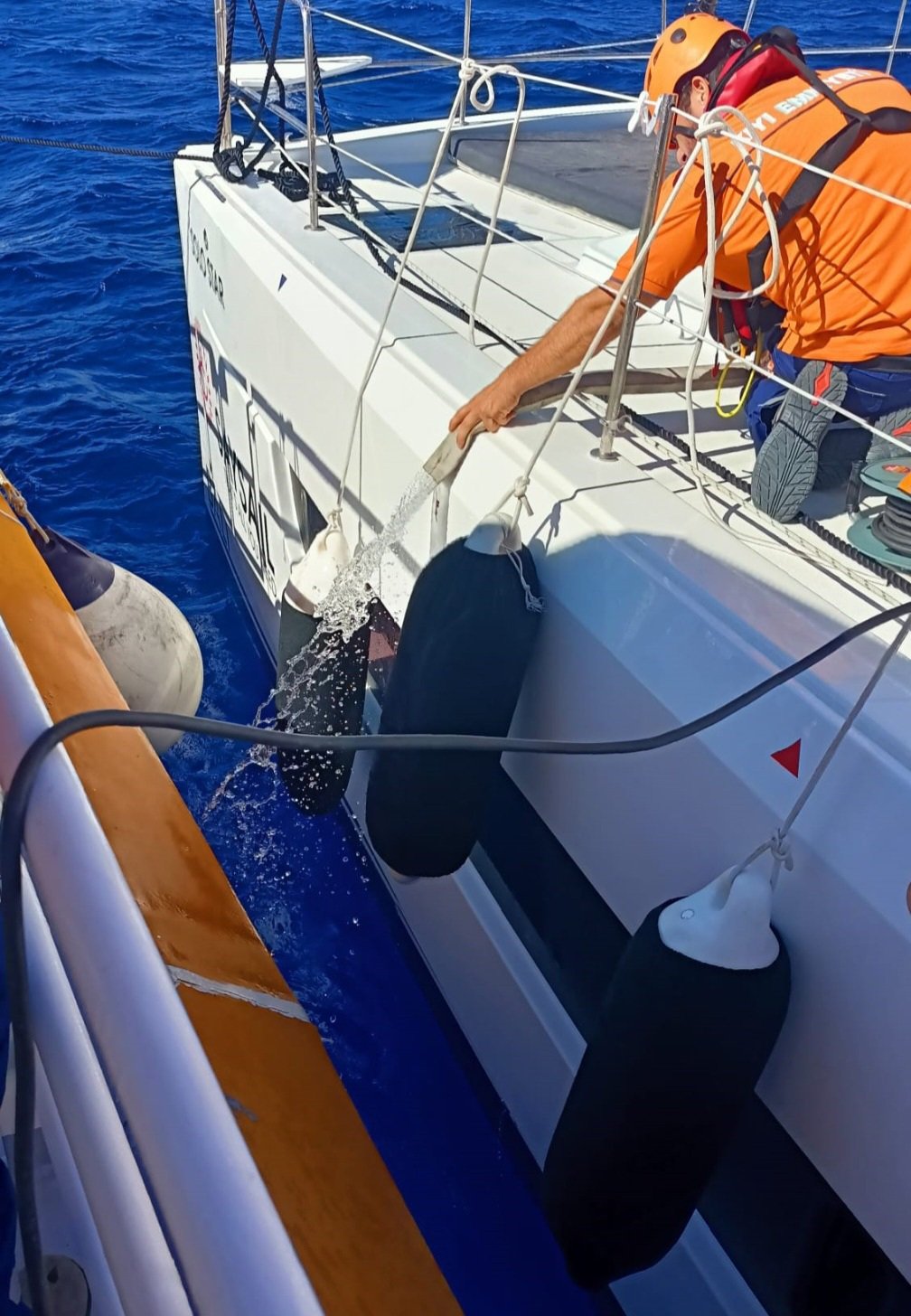 Fethiye açıklarında su alan tekne kurtarıldı
