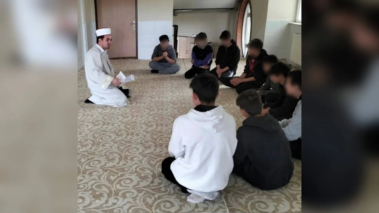Uşak Lisesi Müdürünün Cübbeyle Ders Anlatması Tepki Çekti