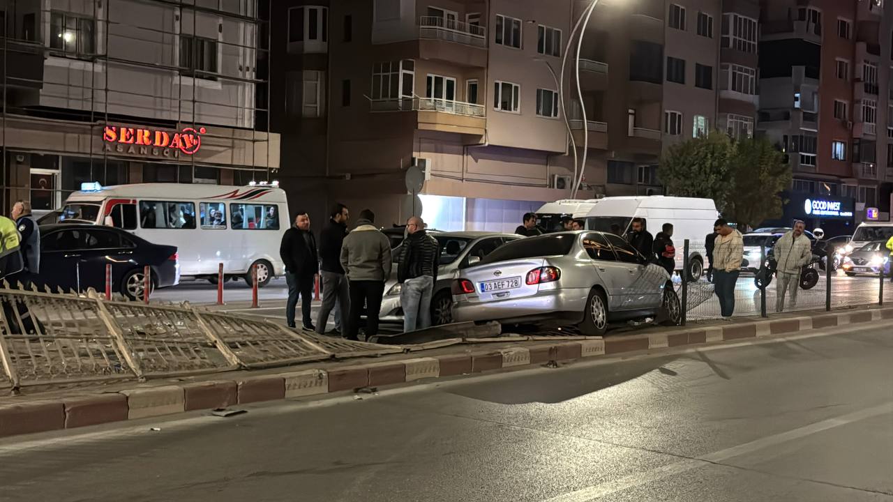 Afyonkarahisar'da 4 aracın karıştığı zincirleme trafik kazasında 2 kişi yaralandı
