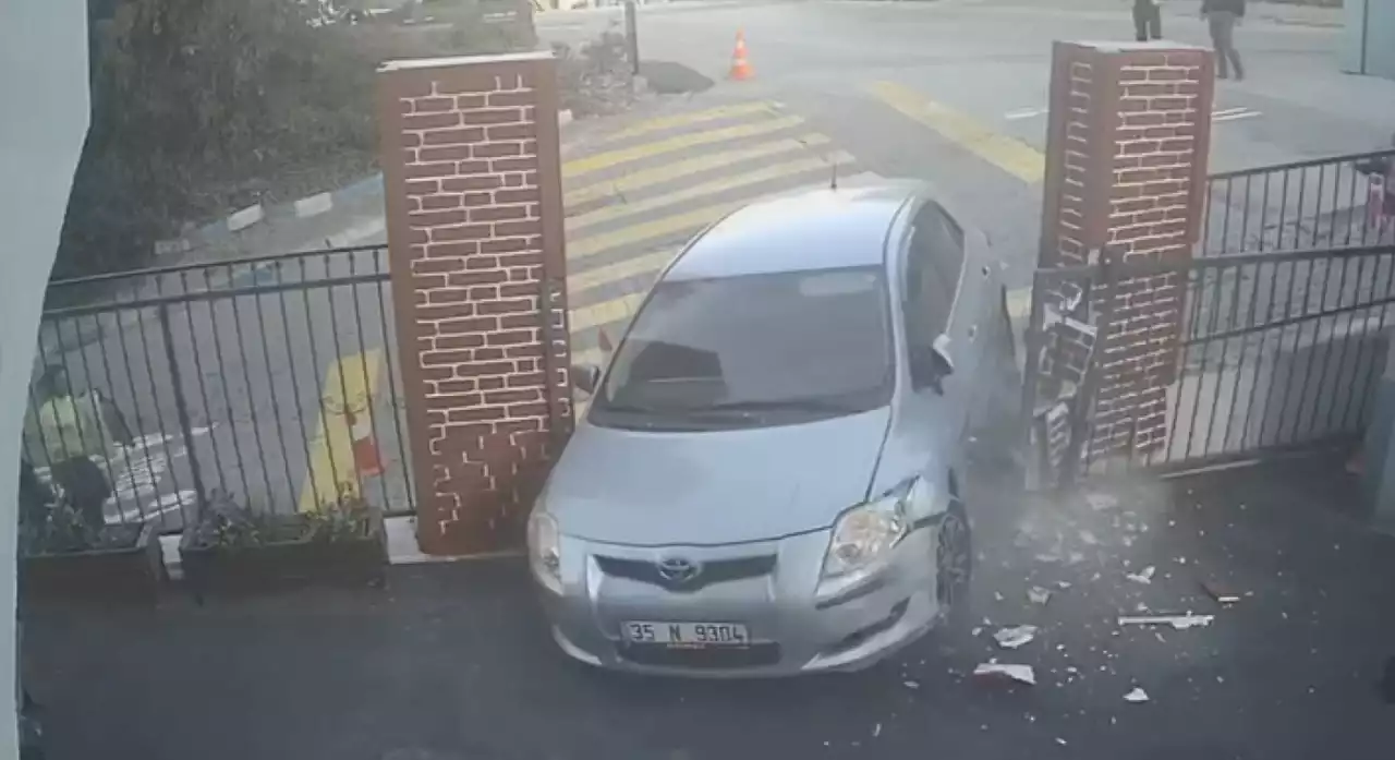 İzmir'de el freni çekilmeyen otomobil okulun bahçesinde..!