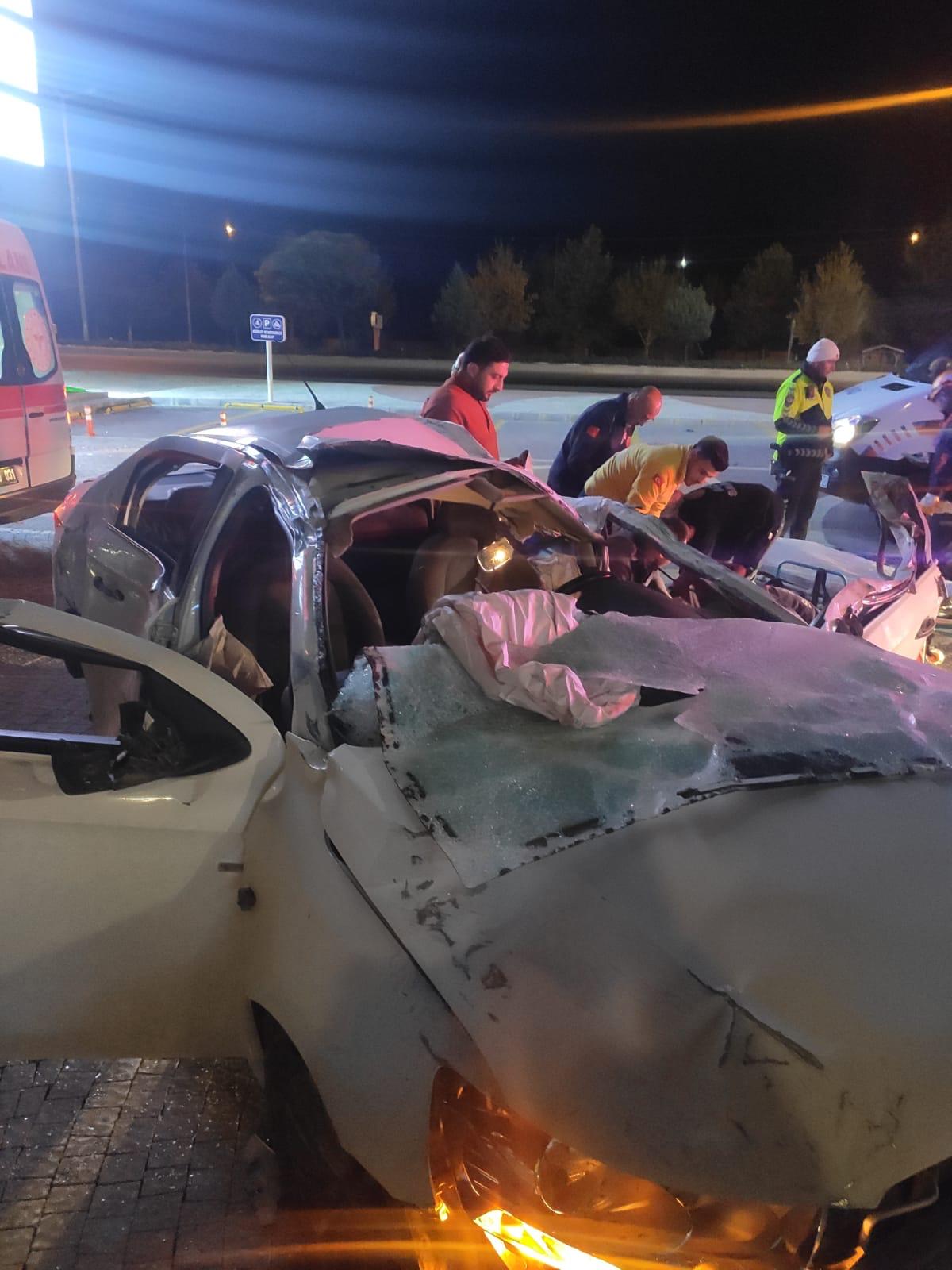 Afyonkarahisar'da otomobilin park halindeki araca çarpması sonucu 2 kişi öldü