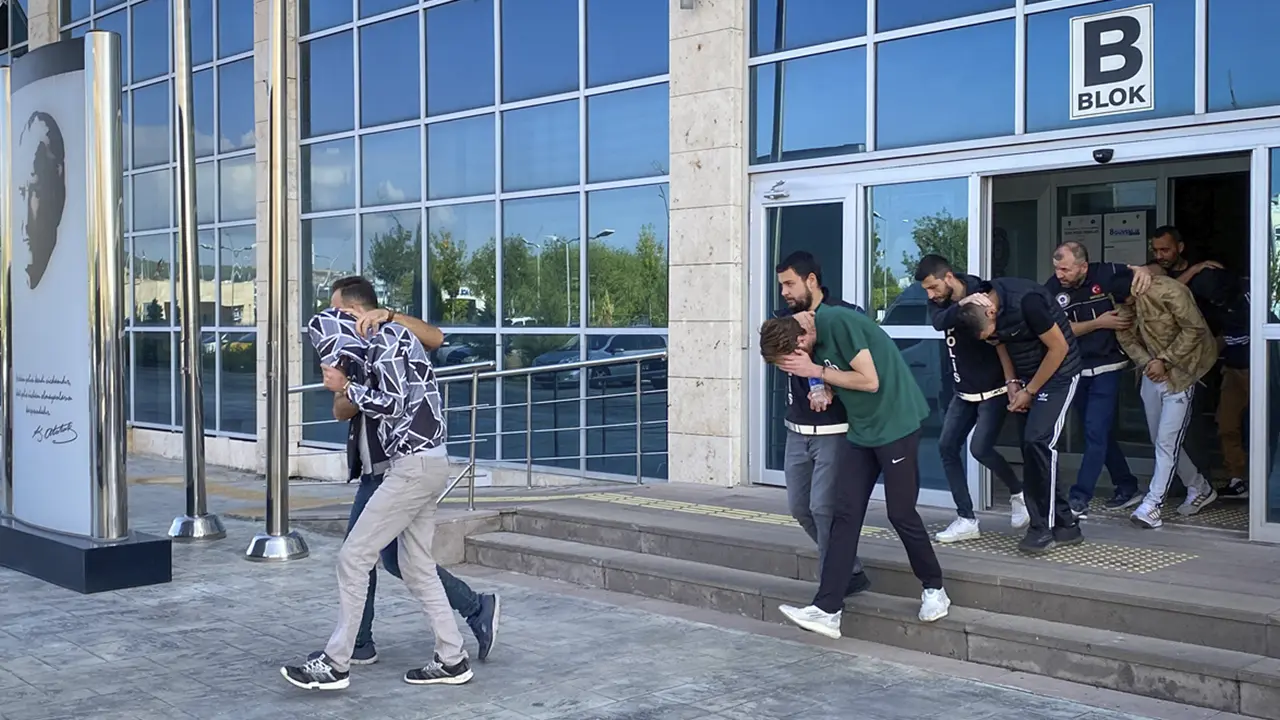 Afyonkarahisar'da uyuşturucu operasyonunda yakalanan 2 şüpheli tutuklandı