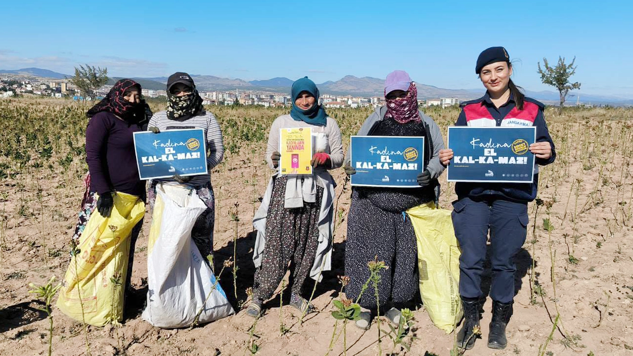 Uşak Jandarma'dan Tarım İşçisi Kadınlara KADES ve HAYDİ Eğitimi