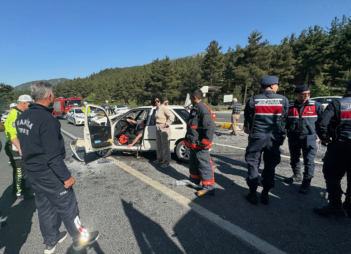 Aydın'da itfaiye aracıyla otomobilin çarpışması sonucu 7 kişi yaralandı