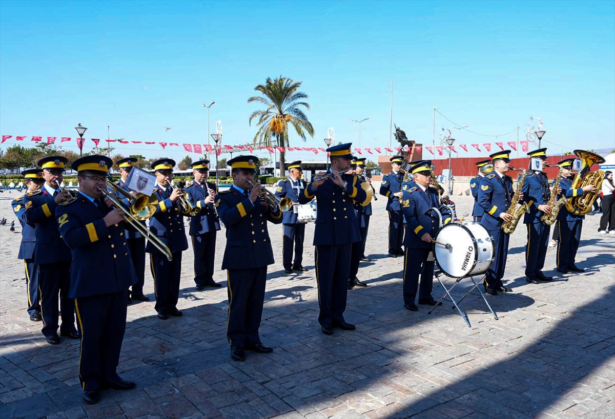 İzmir'de askeri bando Cumhuriyet kutlamaları kapsamında konser verdi