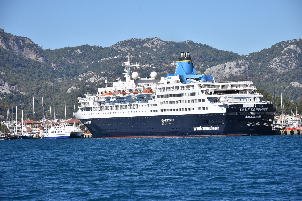 Yolcu gemisi "Blue Sapphire" tur hazırlığı için Marmaris'te