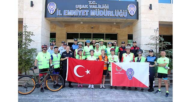 AYDIN'DAN 30 AĞUSTOS TURUNA ÇIKAN BİSİKLETÇİLER, UŞAK'A ULAŞTI