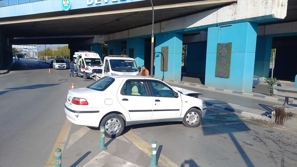 Manisa'da refüje çarpan otomobilin sürücüsü hastaneye kaldırıldı