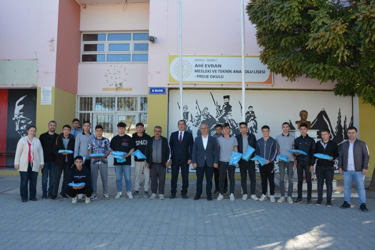 Demirci Belediyesinden okullara kıyafet ve çanta desteği