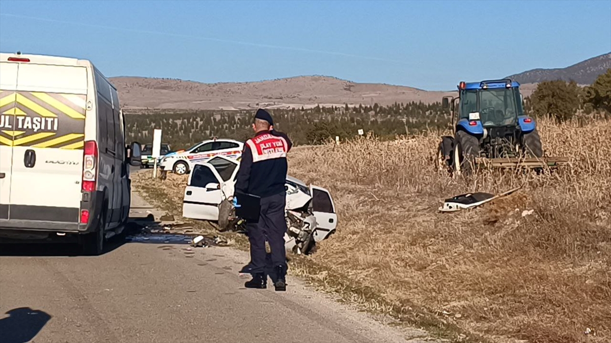 Afyonkarahisar'da okul servis minibüsü ile otomobilin çarpıştığı kazada 3 kişi öldü