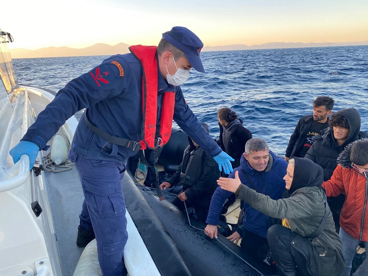 İzmir açıklarında 29 düzensiz göçmen kurtarıldı, 80 düzensiz göçmen yakalandı