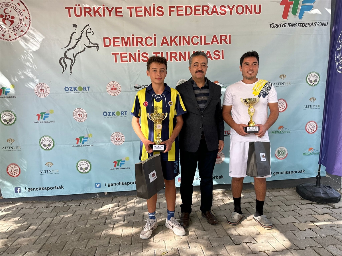Demirci'deki tenis turnuvası sona erdi