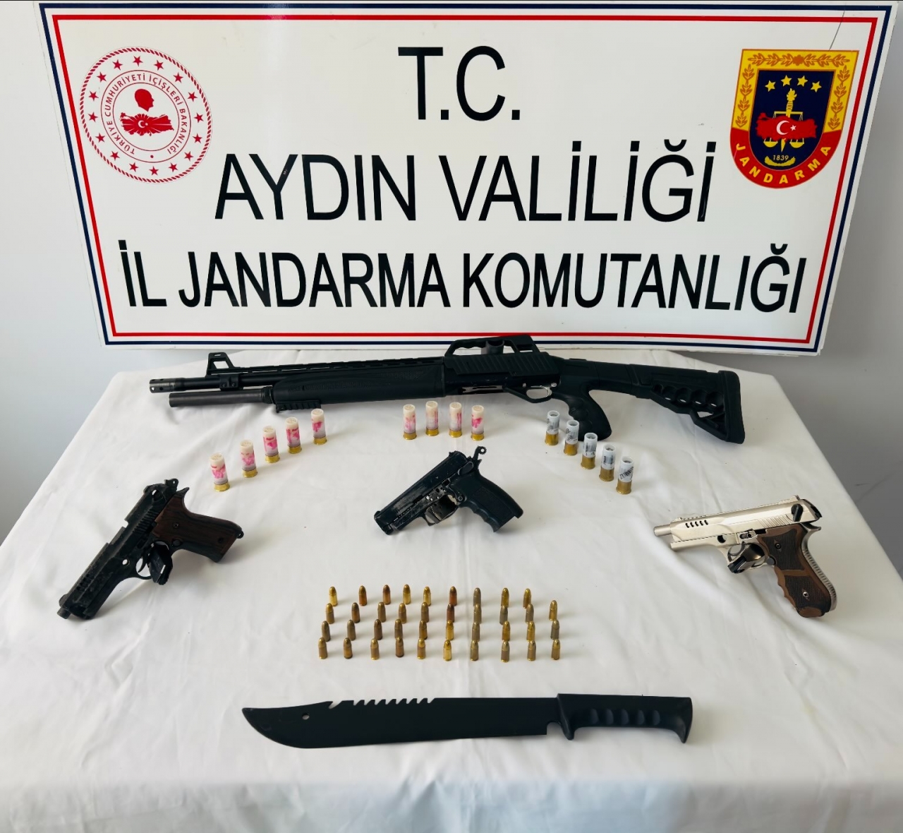 İncirliova'da ruhsatsız tabanca ve tüfek ele geçirildi