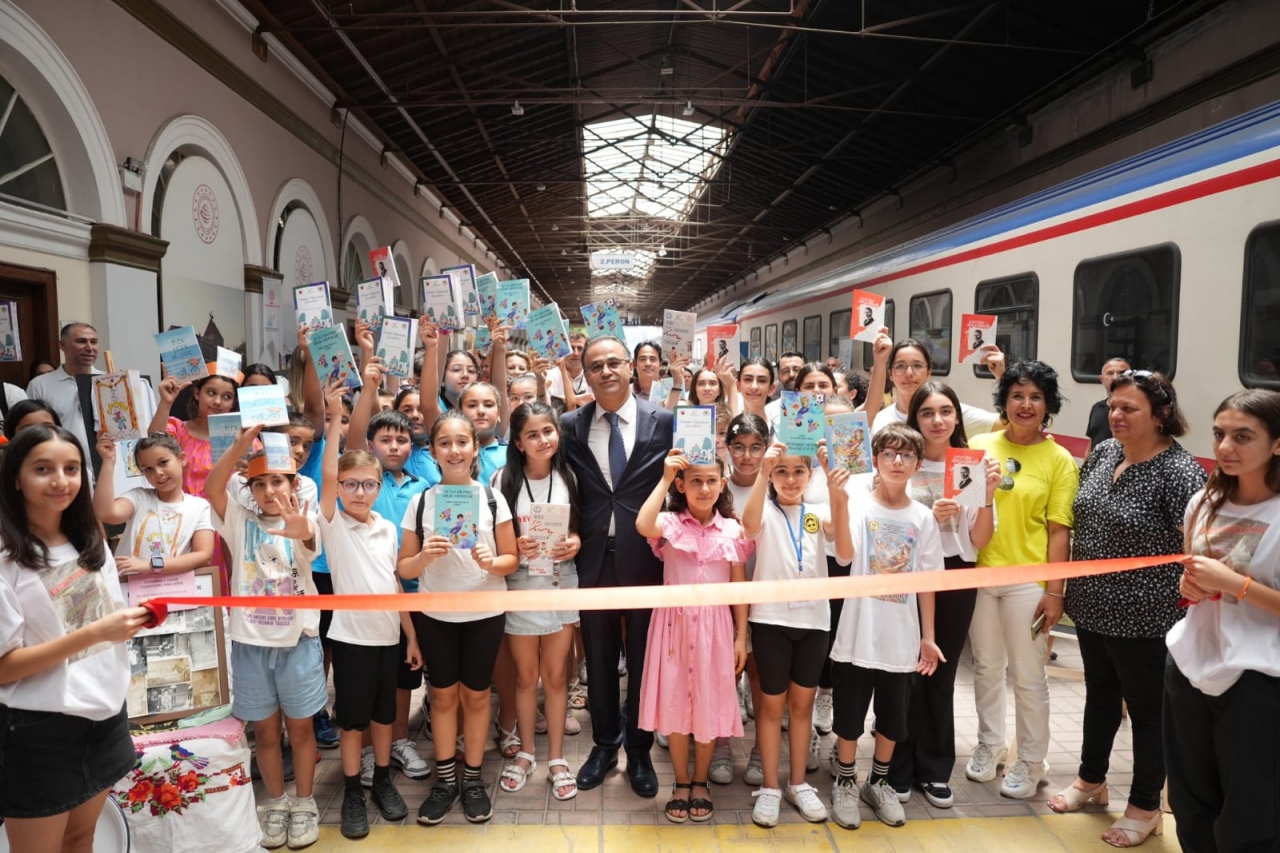 İzmir'de geleceğin yazarları "Küçük Eller Güçlü Kalemler" projesinde buluşuyor