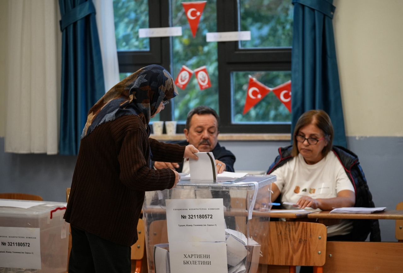 İzmir'de çifte vatandaşlar, Bulgaristan'daki seçimler için oy kullanıyor