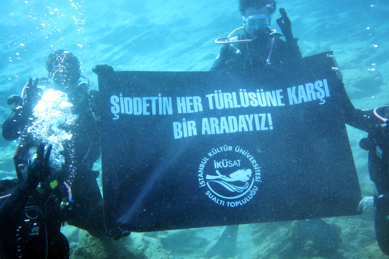 Bodrum'da, kadına şiddete karşı farkındalık için su altında pankart açıldı