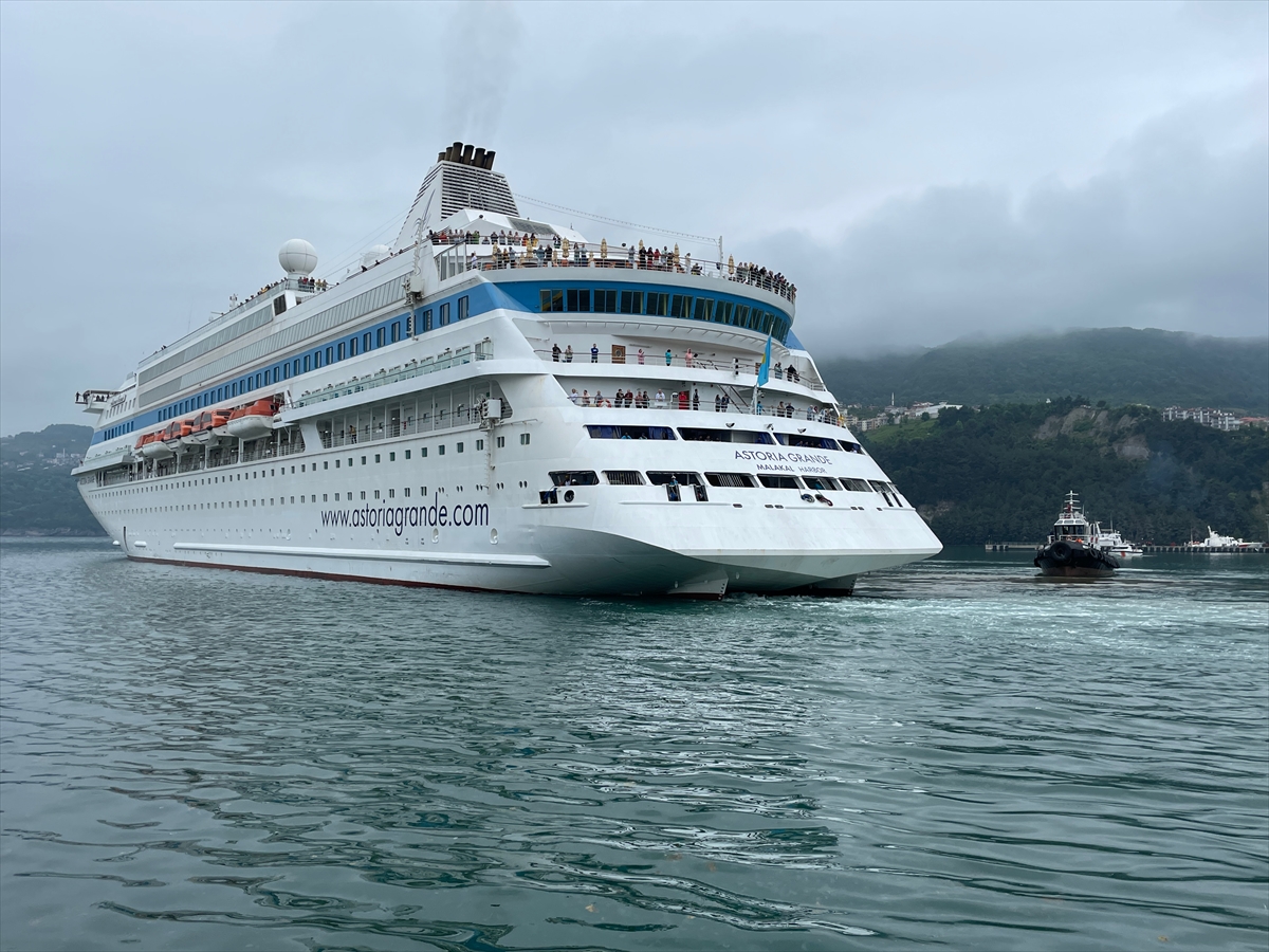 Yolcu gemileri "Marella Discovery" ve "Europa" Marmaris'e geldi