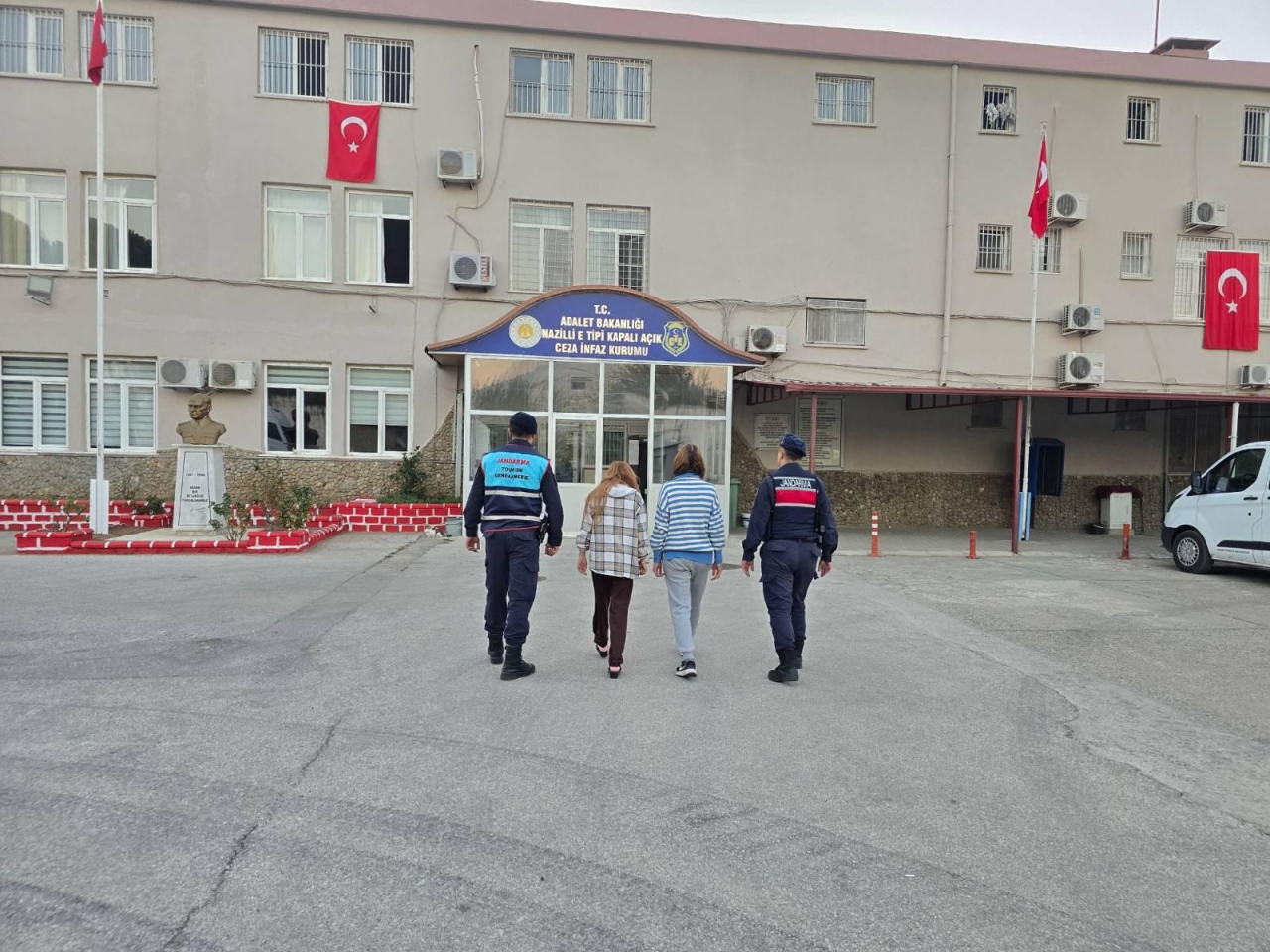 Nazilli'de hırsızlık yaptıkları öne sürülen 3 şüpheli tutuklandı
