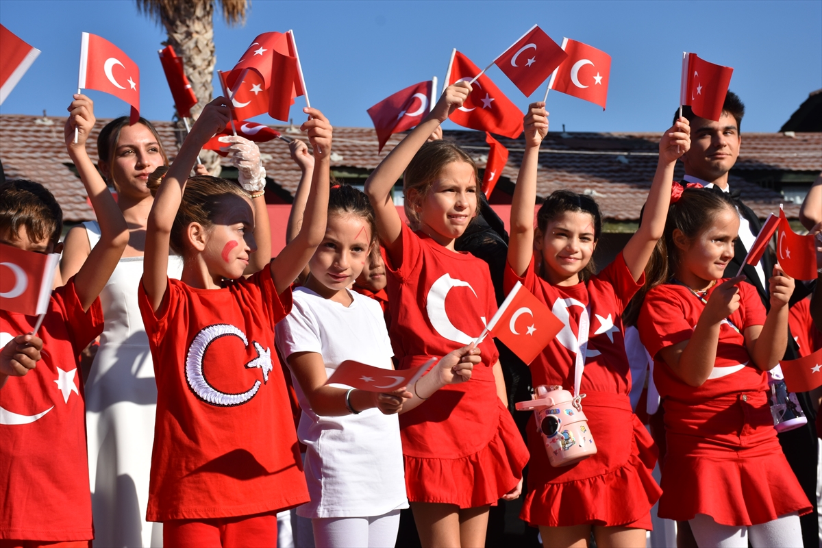 Marmaris'te Cumhuriyet'in 101. yılı kutlandı