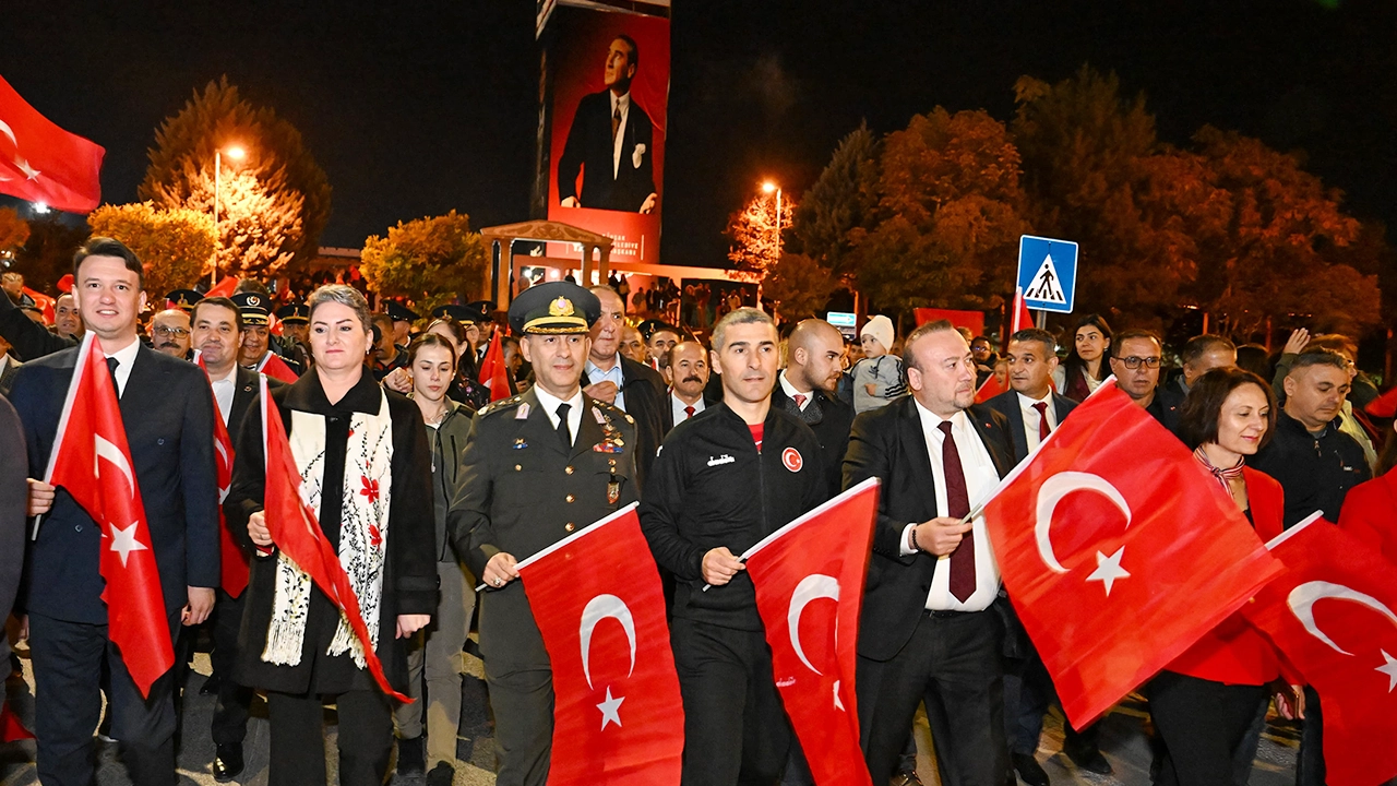 Uşak, Cumhuriyet’in 101. Yılını Fener Alayı ile Kutladı