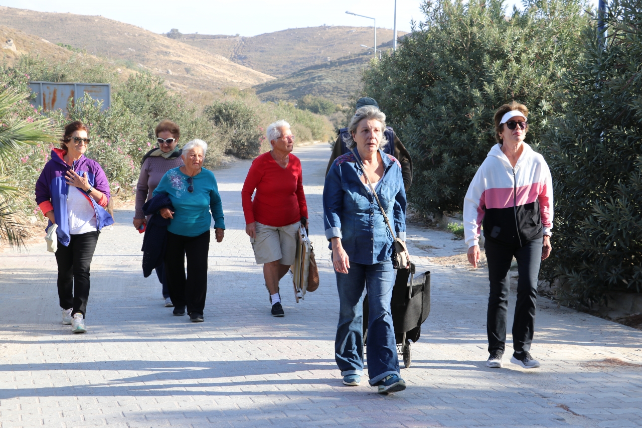 İzmir'de mahalle sakinleri çektikleri video ile ulaşım sorunlarına dikkati çekti